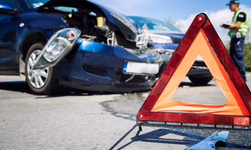 incidente-stradale-con-auto-distrutte_342744-677